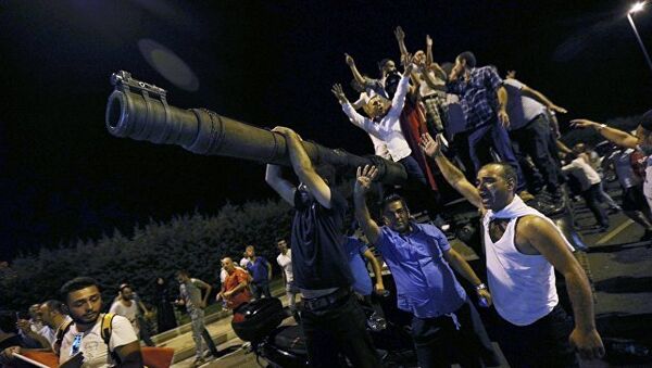 Люди на танке в Анкаре