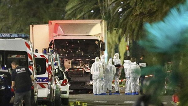 Полиция у грузовика, на котором совершили теракт в Ницце