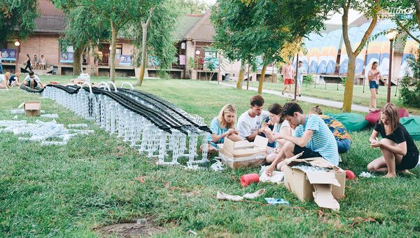 Участники сессии Молодые архитекторы, урбанисты и дизайнеры в рамках Всероссийского образовательного молодежного форума Таврида собрали символический макет моста через Керченский пролив