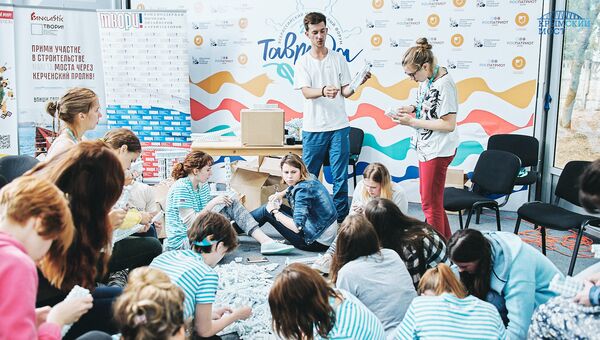 Участники сессии Молодые архитекторы, урбанисты и дизайнеры в рамках Всероссийского образовательного молодежного форума Таврида собрали символический макет моста через Керченский пролив