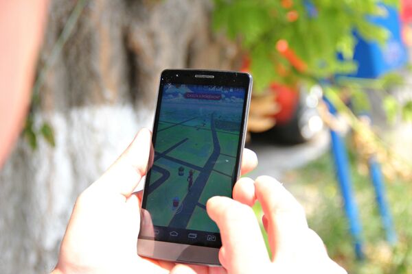 Мобильный телефон с приложением Pokemon Go Мобильный телефон с приложением Pokemon Go