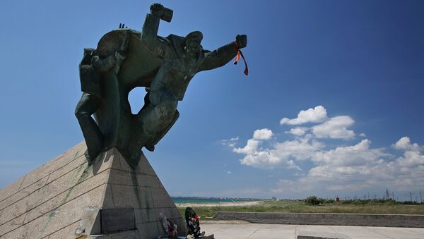 Памятник морякам-десантникам, установленный около города Евпатории