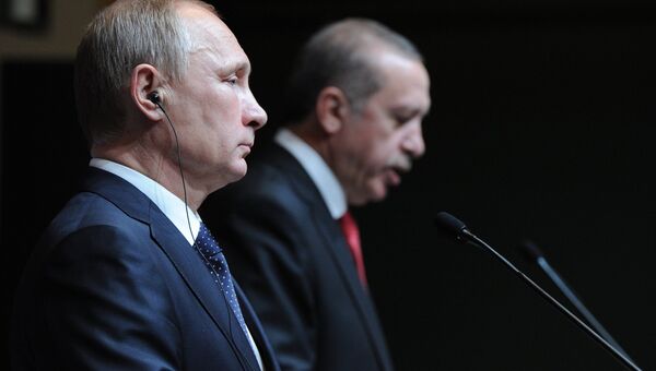 Президент России Владимир Путин (слева) и президент Турецкой республики Реджеп Тайип Эрдоган. Архивное фото