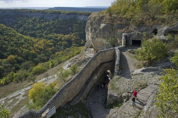 Средневековый пещерный город-крепость Чуфут-Кале