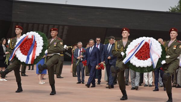 Французские делегаты в Крыму посетили мемориал Красный