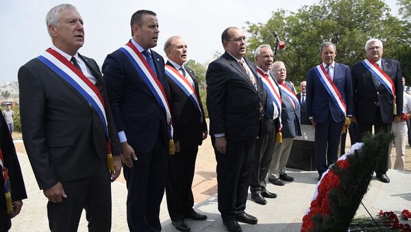 Французские депутаты в Крыму почтили память погибших в Крымской войне и исполнили гимн