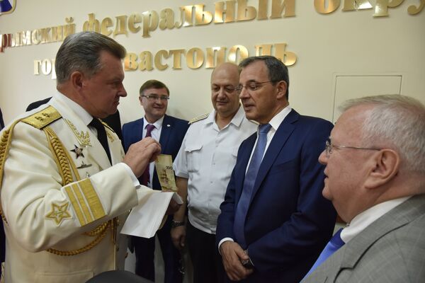 Полномочный представитель президента РФ в Северо-Кавказском федеральном округе Олег Белавенцев вручает французским парламентариям 100-рублевую купюры с изображением замка Ласточкино гнездо Полномочный представитель президента РФ в Северо-Кавказском федеральном округе Олег Белавенцев вручает французским парламентариям 100-рублевую купюры с изображением замка Ласточкино гнездо