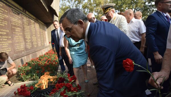 Депутат Национального собрания Франции Тьерри Мариани на возложении цветов к монументу в честь героев обороны Севастополя, которое состоялось в День ВМФ России
