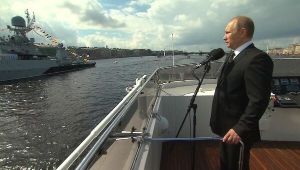 Путин на катере поздравил моряков с Днем ВМФ во время парада в Петербурге