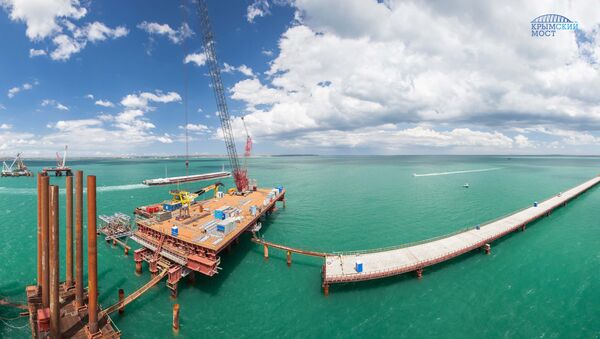 Строители начали сооружение судоходной части Крымского моста