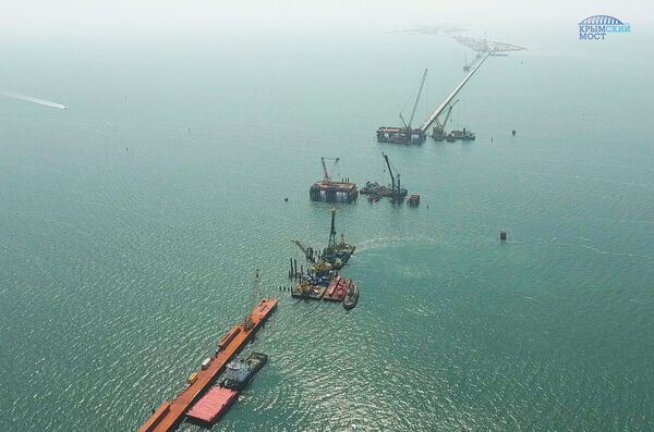 Строители начали сооружение судоходной части Крымского моста Строители начали сооружение судоходной части Крымского моста