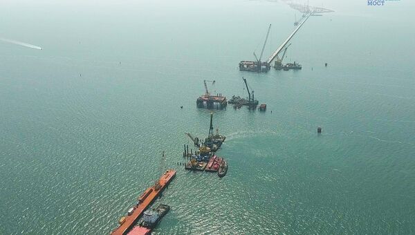 Строители начали сооружение судоходной части Крымского моста