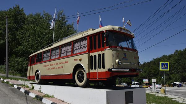 Памятник троллейбусу на Ангарском перевале в Крыму