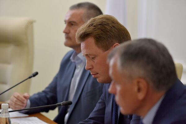 Заседание Совета министров Республики Крым под председательством вице-премьера Правительства РФ Дмитрия Козака. 1 августа 2016 года. а фото (слева направо): глава РК Сергей Аксенов, врио губернатора Севастополя Дмитрий Овсянников, спикер Госсовета РК Владимир Константинов Заседание Совета министров Республики Крым под председательством вице-премьера Правительства РФ Дмитрия Козака. 1 августа 2016 года. а фото (слева направо): глава РК Сергей Аксенов, врио губернатора Севастополя Дмитрий Овсянников, спикер Госсовета РК Владимир Константинов