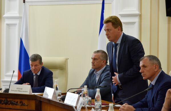 Заседание Совета министров Республики Крым под председательством вице-премьера Правительства РФ Дмитрия Козака. 1 августа 2016 года. а фото (слева направо): вице-премьер Правительства РФ Дмитрий Козак, глава РК Сергей Аксенов, врио губернатора Севастополя Дмитрий Овсянников, спикер Госсовета РК Владимир Константинов Заседание Совета министров Республики Крым под председательством вице-премьера Правительства РФ Дмитрия Козака. 1 августа 2016 года. а фото (слева направо): вице-премьер Правительства РФ Дмитрий Козак, глава РК Сергей Аксенов, врио губернатора Севастополя Дмитрий Овсянников, спикер Госсовета РК Владимир Константинов