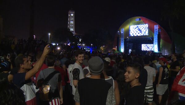 Люди на площади в Рио-де-Жанейро на большом экране смотрели открытие Олимпиады