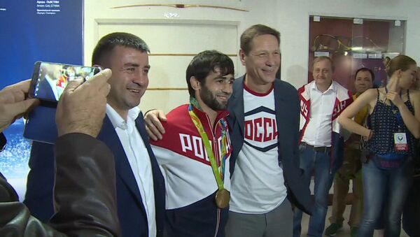 Первый российский чемпион ОИ-2016 показал завоеванную золотую медаль