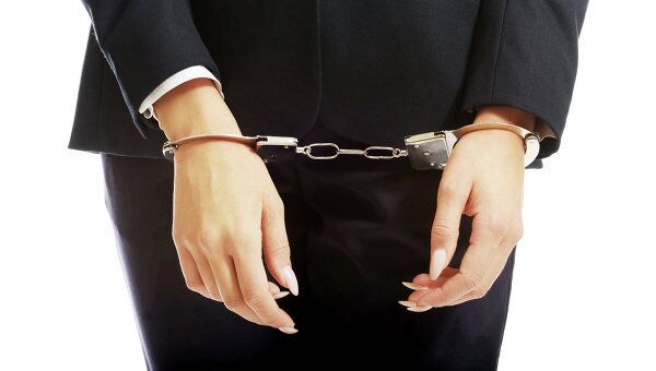 Женщина в наручниках