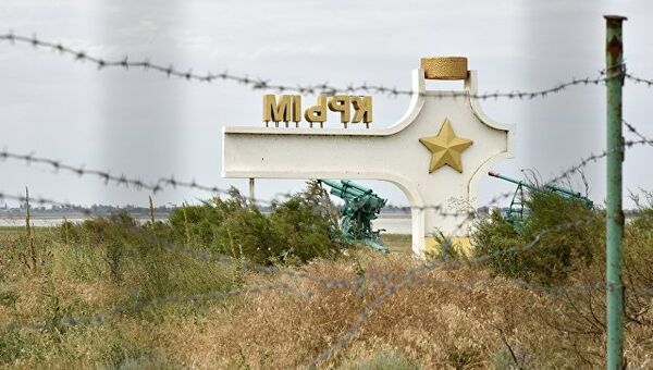 Стела с надписью Крым у пункта пропуска Джанкой на границе России и Украины. Архивное фото