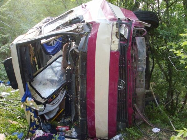 Рейсовый автобус упал в 50-метровый обрыв в Крыму Рейсовый автобус упал в 50-метровый обрыв в Крыму