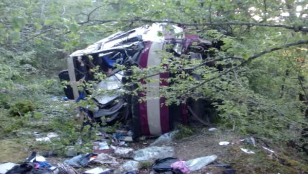 Рейсовый автобус упал в обрыв в Крыму. Кадры с места ДТП