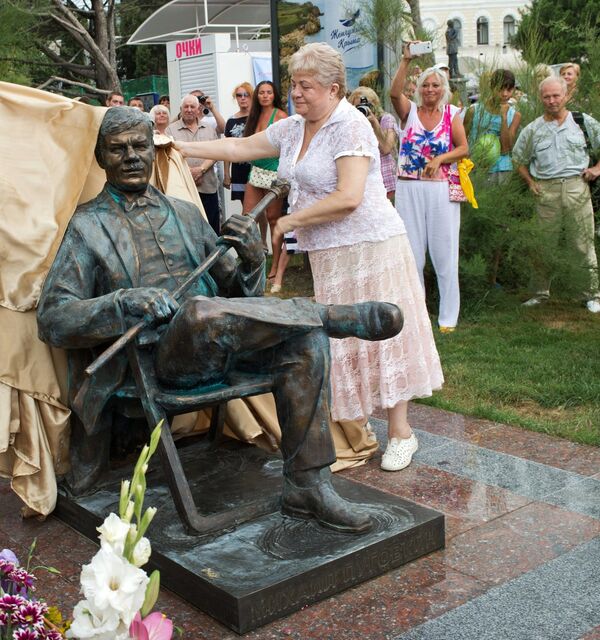 Глава администрации города Ялты Андрей Ростенко (крайний справа) и вдова актера Ирина Пуговкина открывают памятник почетному гражданину Ялты, народному артисту СССР Михаилу Пуговкину в День города Глава администрации города Ялты Андрей Ростенко (крайний справа) и вдова актера Ирина Пуговкина открывают памятник почетному гражданину Ялты, народному артисту СССР Михаилу Пуговкину в День города