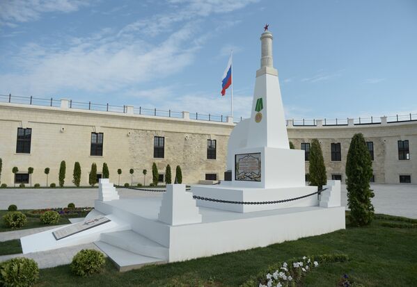 Памятник защитникам батареи на территории внутреннего дворика возрожденной Константиновской казематированной батареи в Севастополе