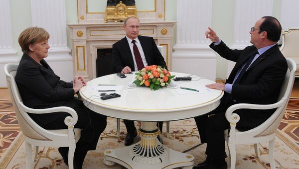 Президент России Владимир Путин (в центре), федеральный канцлер Германии Ангела Меркель и президент Франции Франсуа Олланд во время встречи в Кремле. Архивное фото
