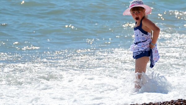 Девочка на пляже Алушты