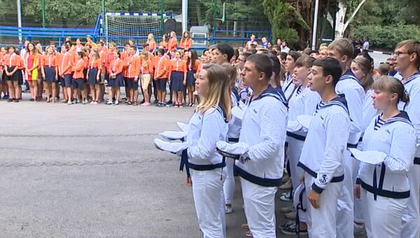 Французские и российские дети спели гимн РФ на прощании со сменой  в Артеке