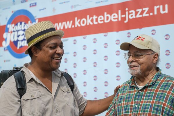 Музыканты Винсент Херринг (слева) и Джимми Кобб после окончания пресс-конференции участников Квартета Джимми Кобба в рамках фестиваля Koktebel Jazz Party