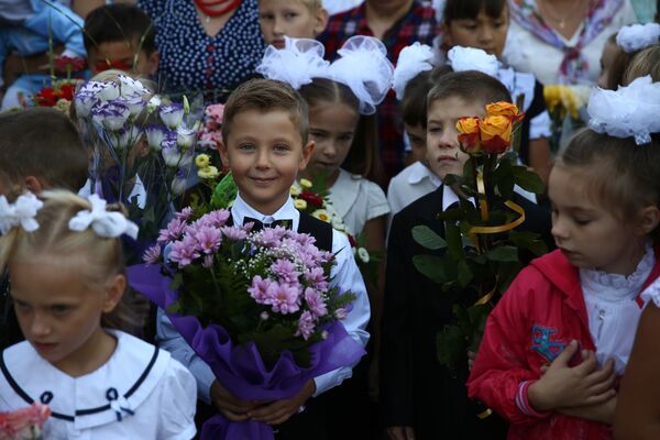 Праздничная линейка 1 сентября в общеобразовательной школе I-III ступеней №31, г. Симферополь