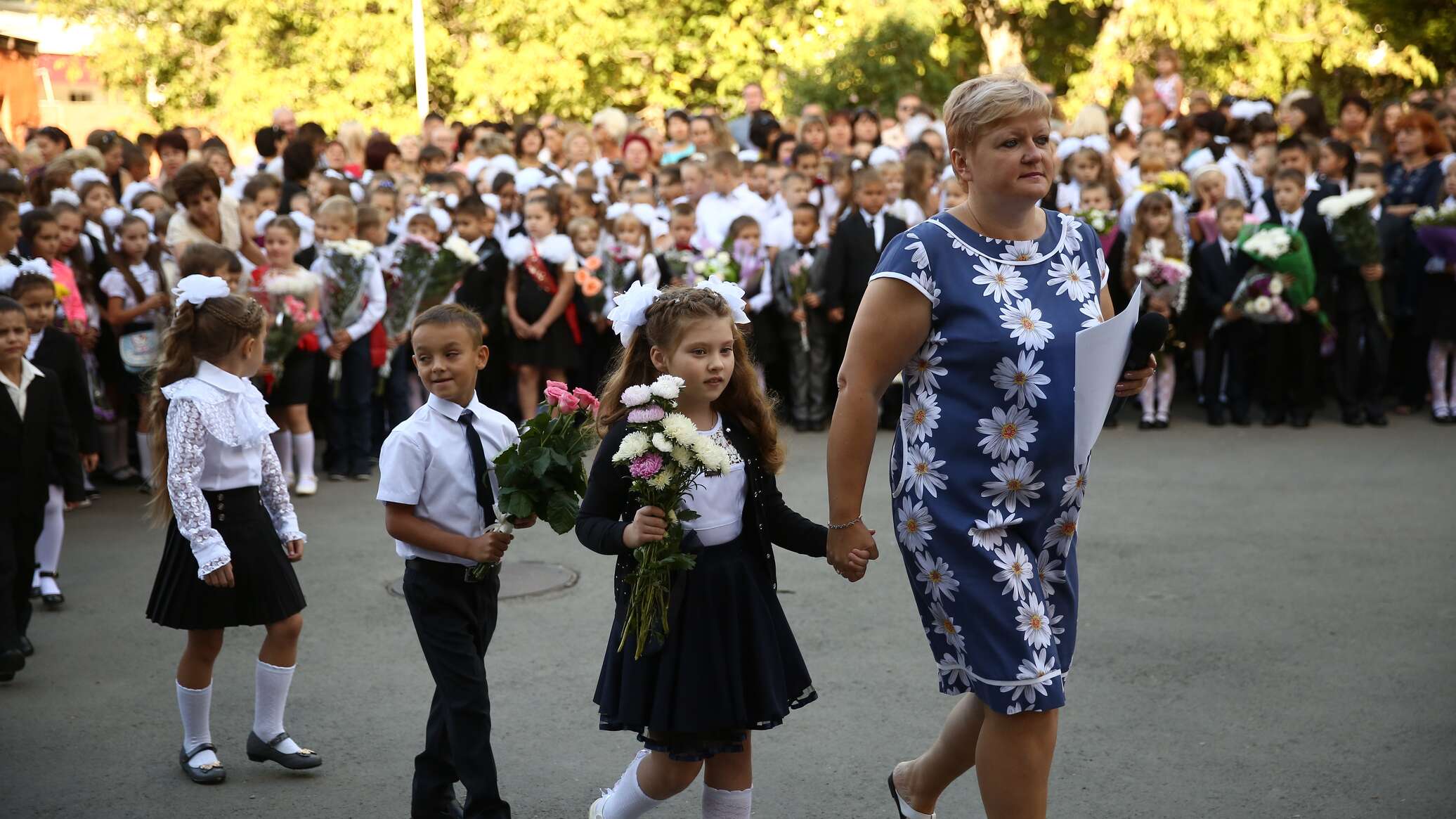 Как прошла линейка в школе. Линейка 1 сентября. Линейка в школе. Торжественная линейка в школе. Школьники на линейке.