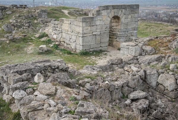 Руины античного города Пантикапей на вершине горы Митридат в Керчи