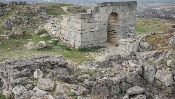 Руины античного города Пантикапей на вершине горы Митридат в Керчи