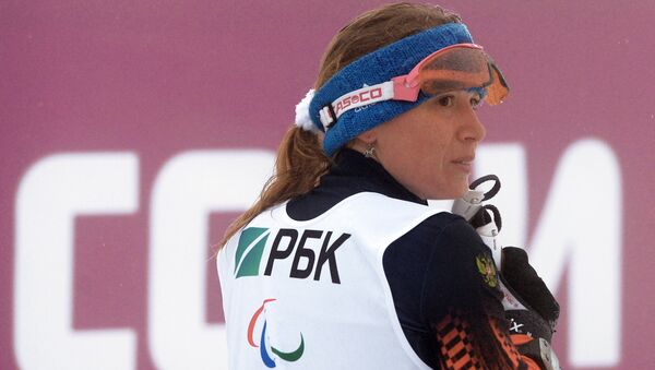 Светлана Коновалова (Россия) на финише гонки на средней дистанции в классе LW 10-12 (сидя) среди женщин в соревнованиях по биатлону на XI Паралимпийских зимних играх в Сочи