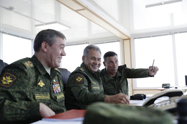 Министр обороны России Сергей Шойгу во время военных учений на побережье Черного моря в Крыму