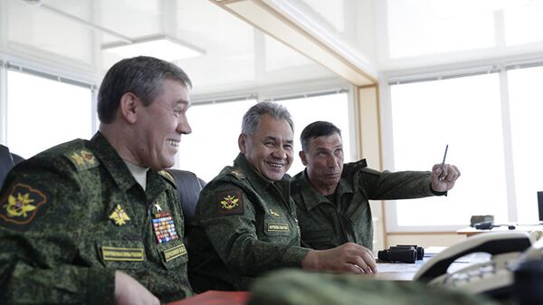 Министр обороны России Сергей Шойгу во время военных учений на побережье Черного моря в Крыму