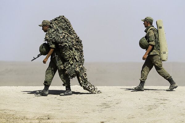 Российские военные во время военных учений на побережье Черного моря в Крыму