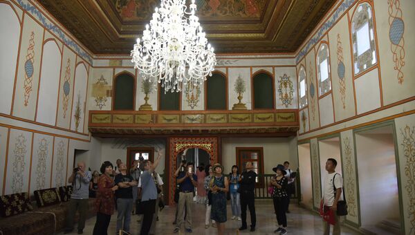 Китайские туристы на экскурсии в Ханском дворце в Бахчисарае
