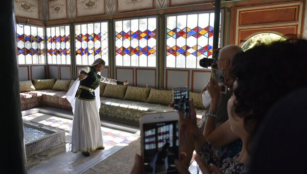 Китайские туристы на экскурсии в Ханском дворце в Бахчисарае