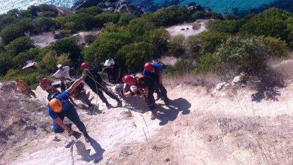 Спасатели эвакуируют пострадавшую, которая сорвалась со скалы на мысе Фиолент