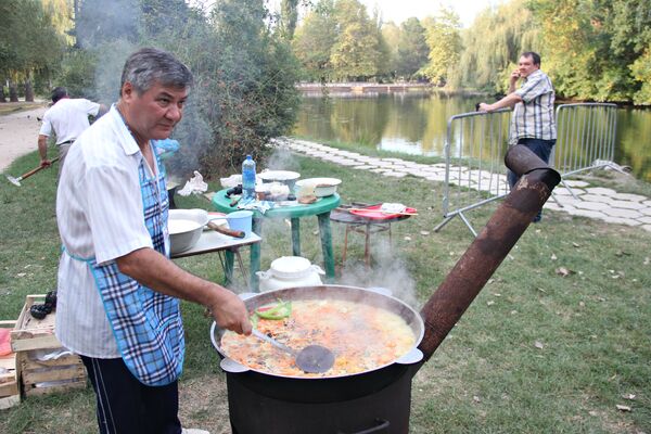 В симферопольском парке имени Юрия Гагарина прошли мероприятия, посвященные празднику Курбан-Байрам. Асан Абибулаев, участник конкурса плова В симферопольском парке имени Юрия Гагарина прошли мероприятия, посвященные празднику Курбан-Байрам. Асан Абибулаев, участник конкурса плова