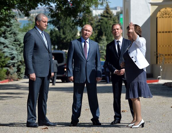 Президент РФ Владимир Путин и председатель правительства РФ Дмитрий Медведев во время осмотра в Керчи Митридатских лестниц. Слева - глава Республики Крым Сергей Аксенов, справа - генеральный директор ГБУ Восточно-крымский историко-культурный музей-заповедник Татьяна Умрихина Президент РФ Владимир Путин и председатель правительства РФ Дмитрий Медведев во время осмотра в Керчи Митридатских лестниц. Слева - глава Республики Крым Сергей Аксенов, справа - генеральный директор ГБУ Восточно-крымский историко-культурный музей-заповедник Татьяна Умрихина