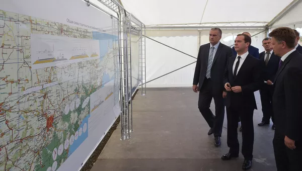 Председатель правительства РФ Дмитрий Медведев (второй слева) осматривает схему строительства автомобильной дороги Таврида. Слева - глава Республики Крым Сергей Аксенов, справа - министр транспорта РФ Максим Соколов