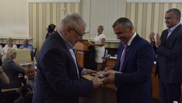 Председатель Госсовета РК Владимир Константинов (справа) поздравляет известного крымского политолога Александра Форманчука с 70-летием