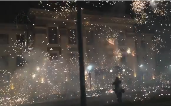 Нападение на российское посольство в Киеве в ночь на 17 сентября 2016 года. Скриншот с видео на YouTube