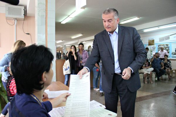 Глава Республики Крым Сергей Аксенов проголосовал на выборах в Госдуму РФ Глава Республики Крым Сергей Аксенов проголосовал на выборах в Госдуму РФ