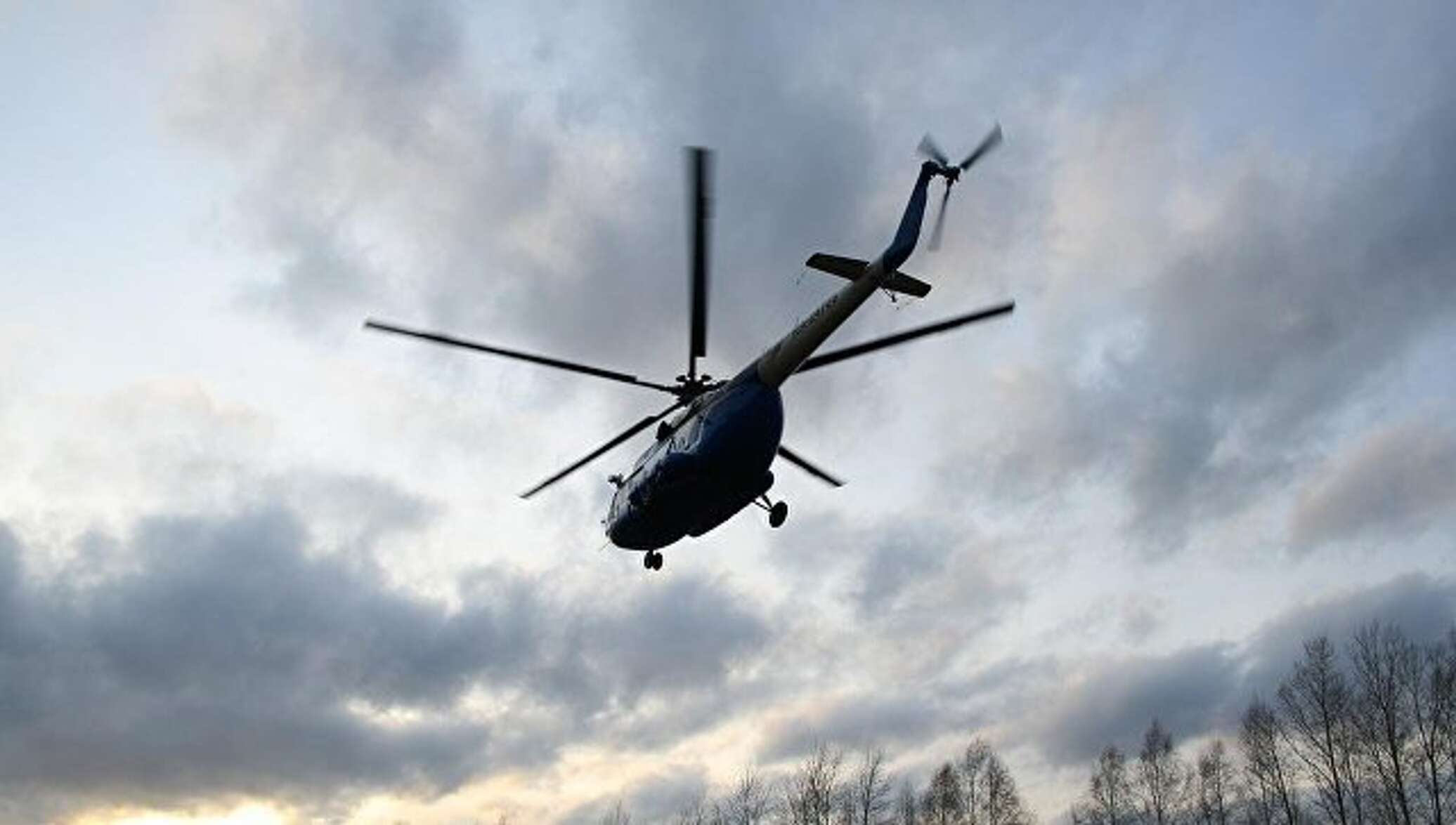 Вертолет сми. Крушение вертолета ми-8 во Внуково. Вертолет в небе. Вертолет ми 8 в небе.