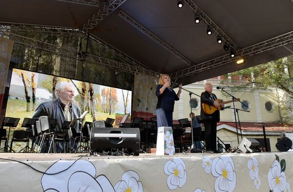 Актеры Людмила Мальцева и Юрий Назаров выступают в рамках праздник добра и милосердия Белый цветок в Симферополе